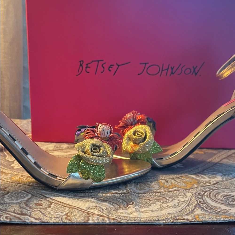 Betsey Johnson Gold Floral Women's Heels - Picture 5 of 6